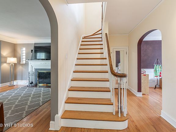 2nd image of 5813 N Kirby Ave