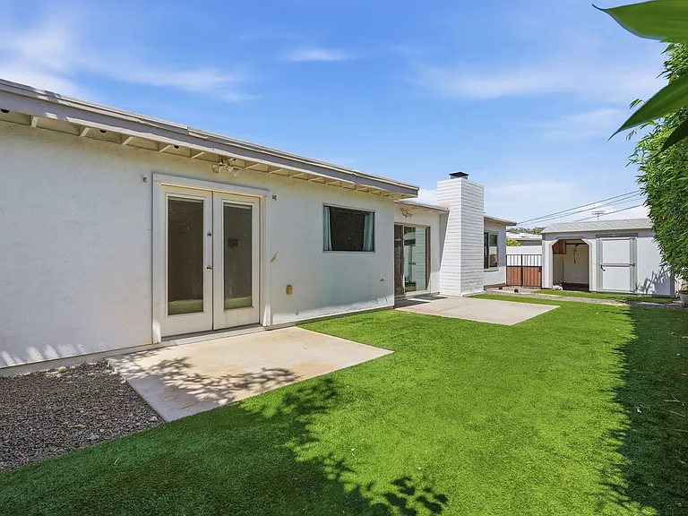 2525 E Minnezona Ave — Photo 24