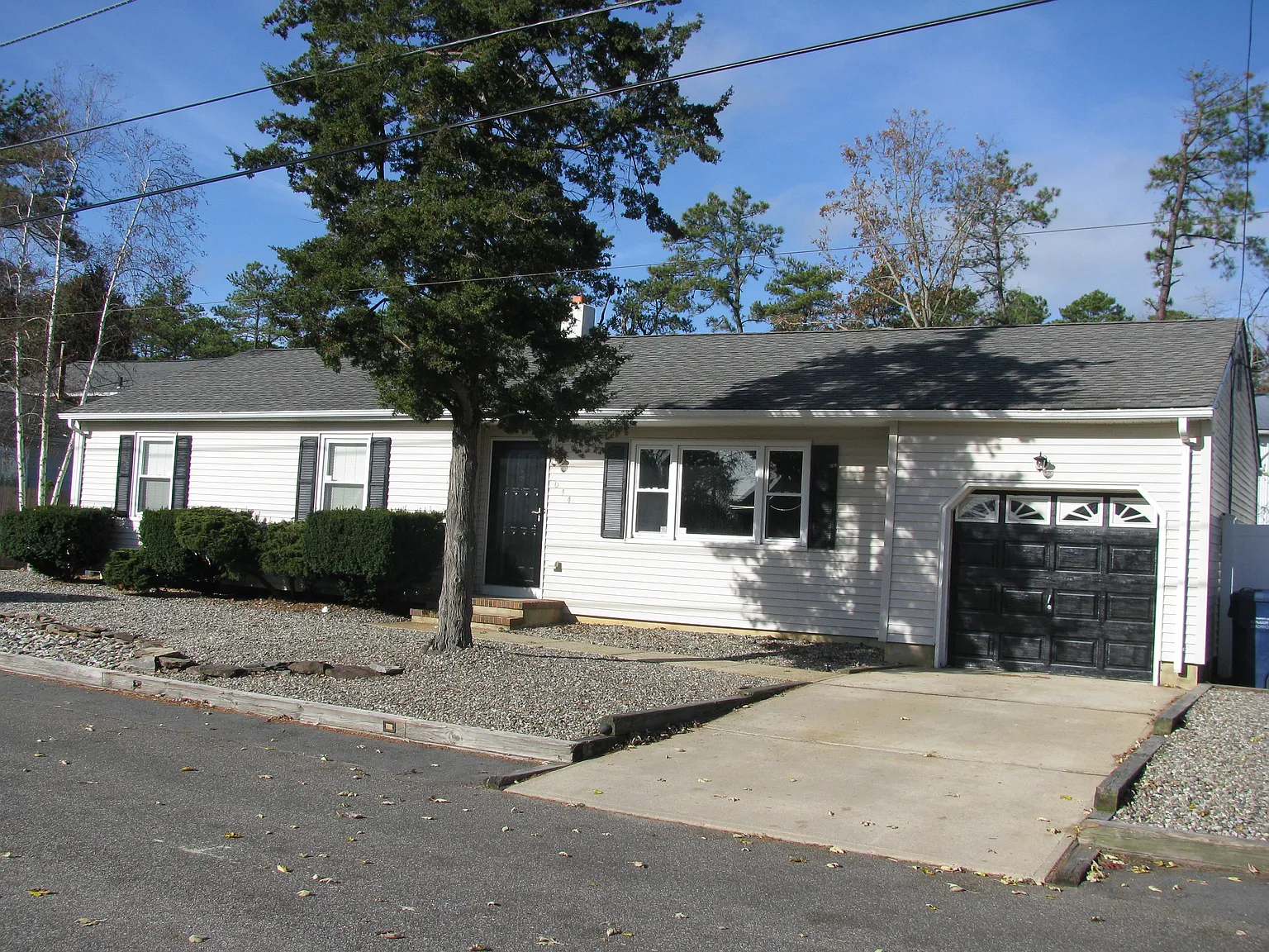1044 Ensign Ave photo 1