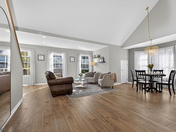 4th image of 8 OAK KNOLL LANE