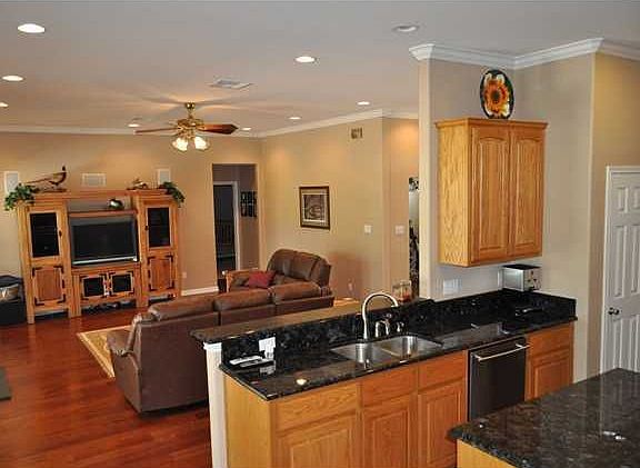 4th image of 202 Blanco Dr