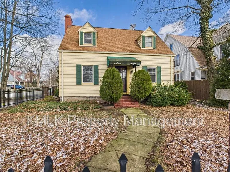 407 Washington St NE — Photo 2
