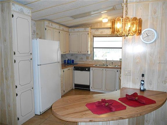 3rd image of 716 Greentree Ct