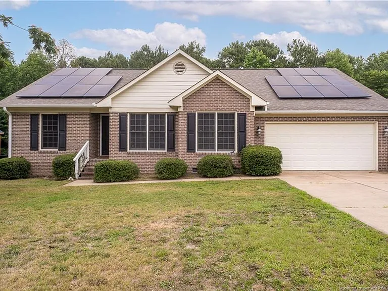 402 Roundtree Dr — Photo 1