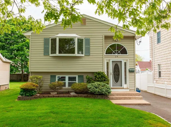 29 Woodbridge Court, West Babylon, NY 11704