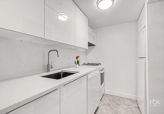 5th image of 67 E 11th St APT 318