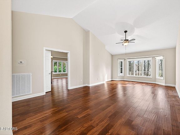 3rd image of 104 Hickory Ridge Ln