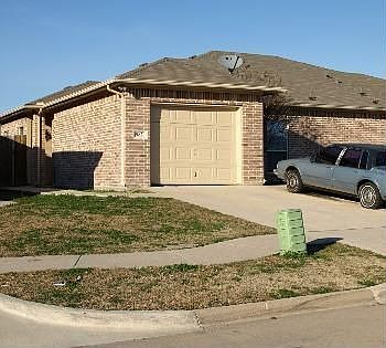 1st image of 982 Lake Dr