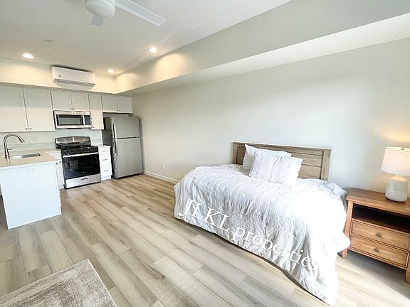5th image of 3084 Meade Ave #5
