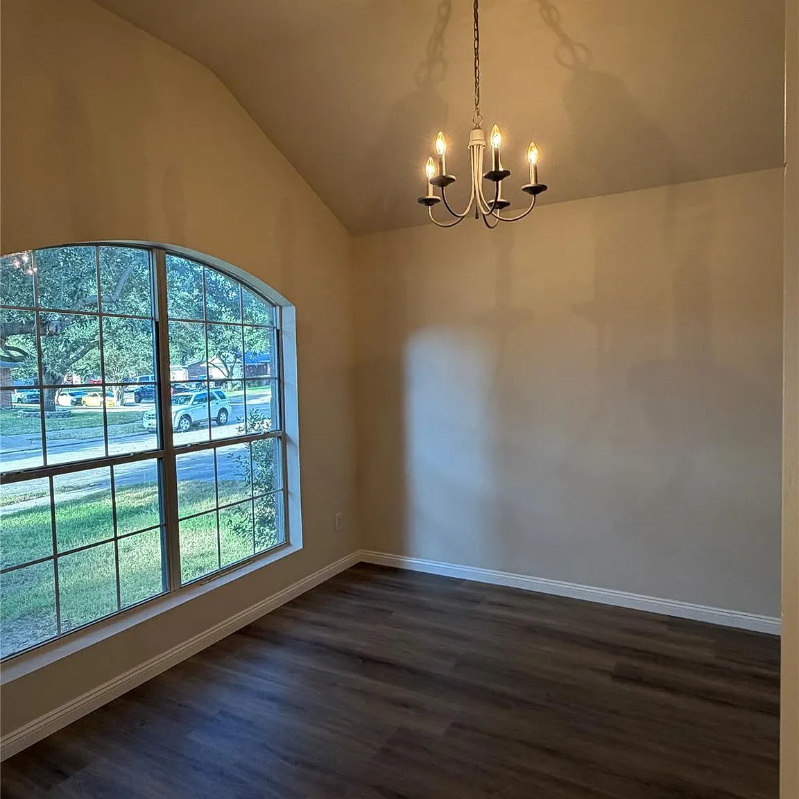 3 bed, 2.0 bath, 1590 sqft, $1,895 — Photo 3