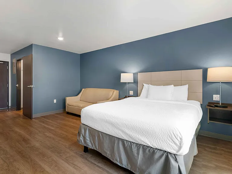 Deluxe Studio - 1 Queen Bed