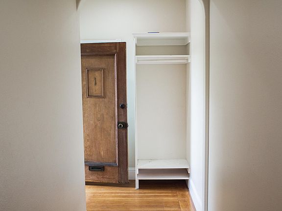 Entry area for shoes and jackets