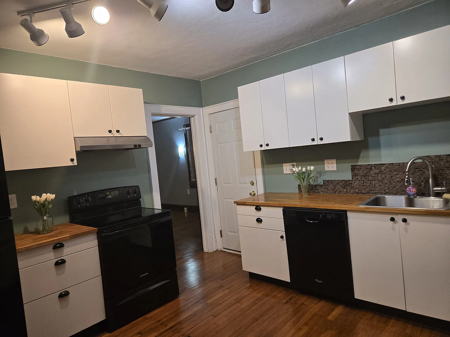 3 bed, 1564 sqft, $1,975 — Photo 3