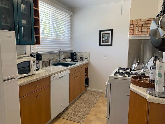 2nd image of 942 Capuchino Ave