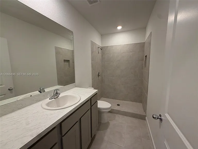 390 NE 12th St — Photo 17