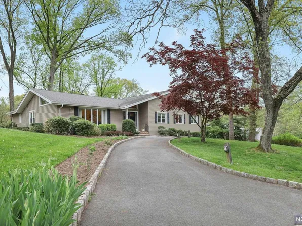 24 Wright St S, Woodcliff Lake, NJ 07677