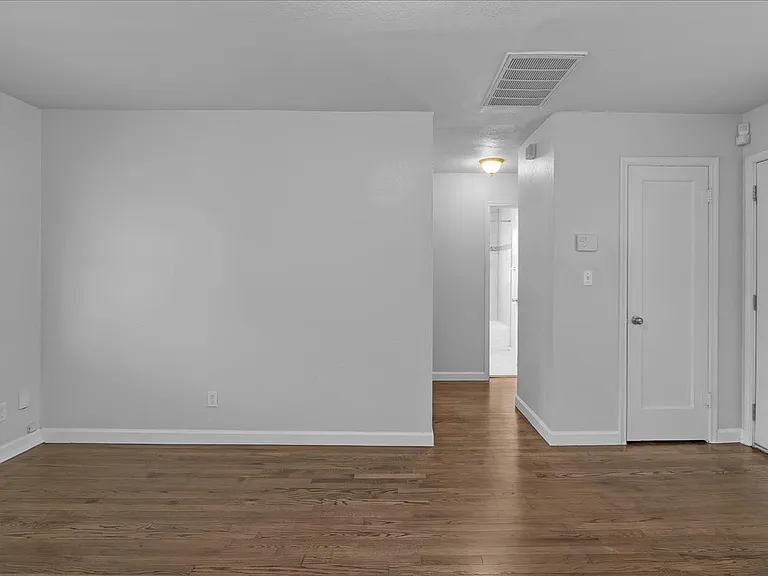 1439 N Olympia Ave — Photo 8