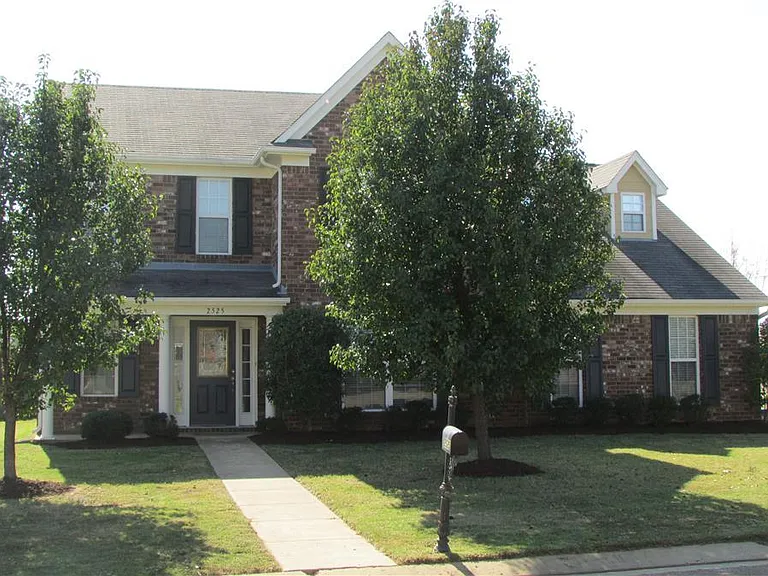 2525 Baird Dr — Photo 2