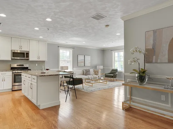 15 Church St Unit 201, Wilmington, MA 01887