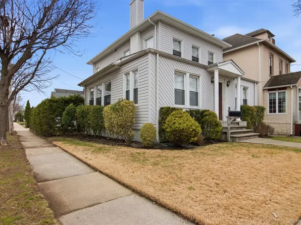 17 Park Place, Floral Park, NY 11001