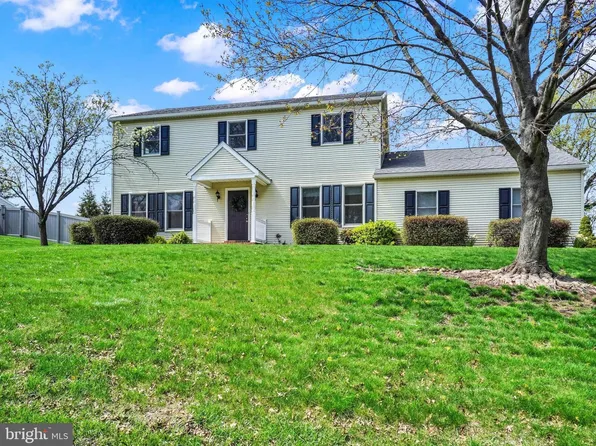 120 Steffie Dr, Mount Wolf, PA 17347