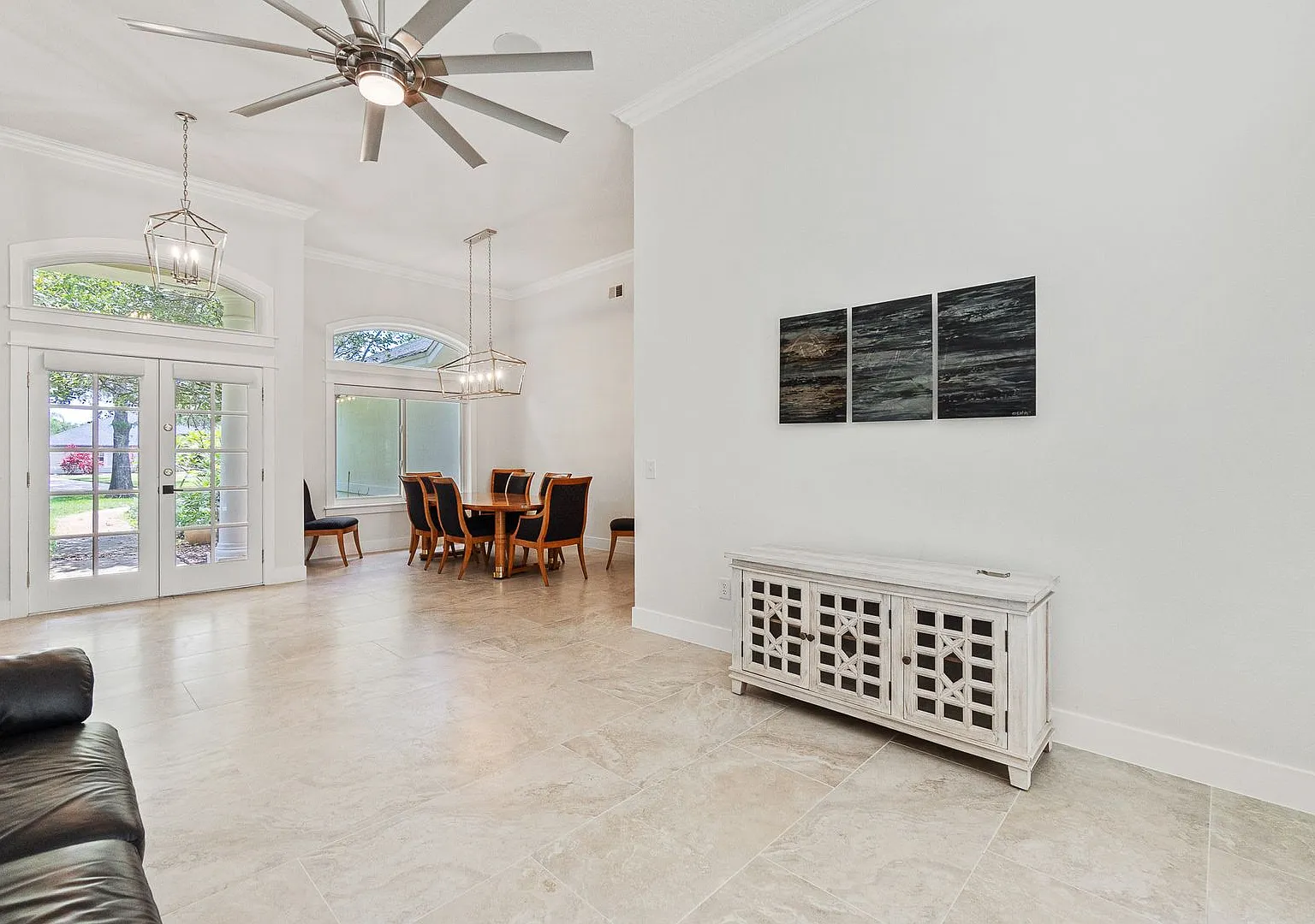 Beautiful 3/3 Pool Home in Gated Community W/ Lake Access — Photo 4