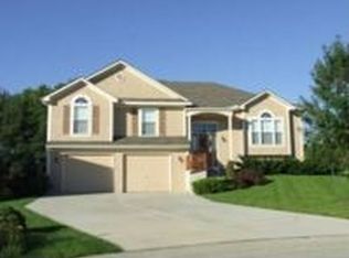 481 Ash Ln, Lansing, KS 66043