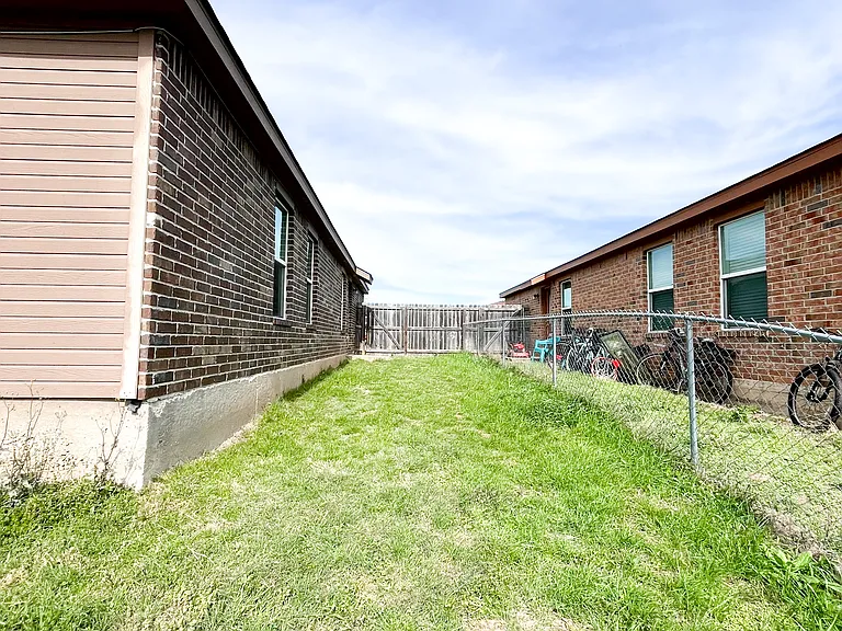 1509 Justin Loop #A — Photo 40