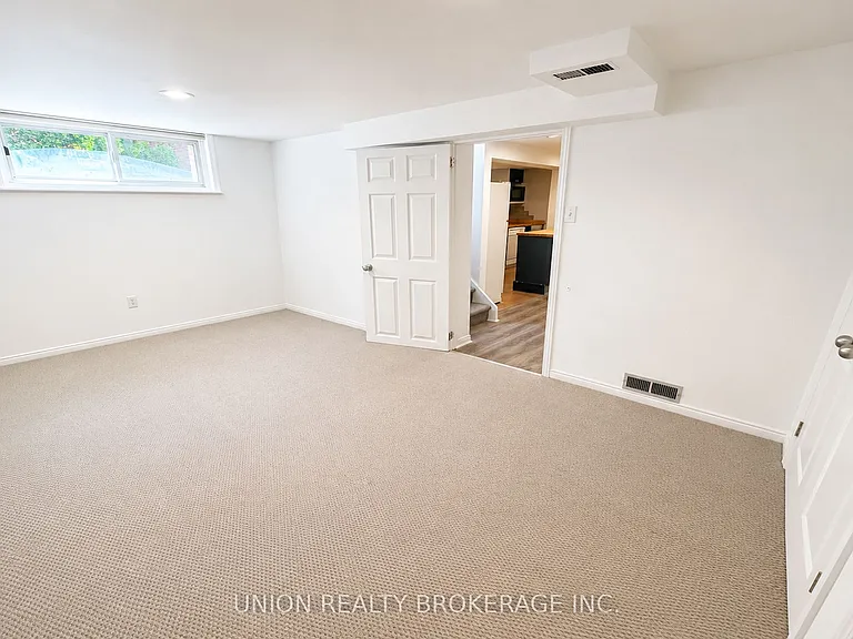 15 Blantyre Ave #LOWER — Photo 12