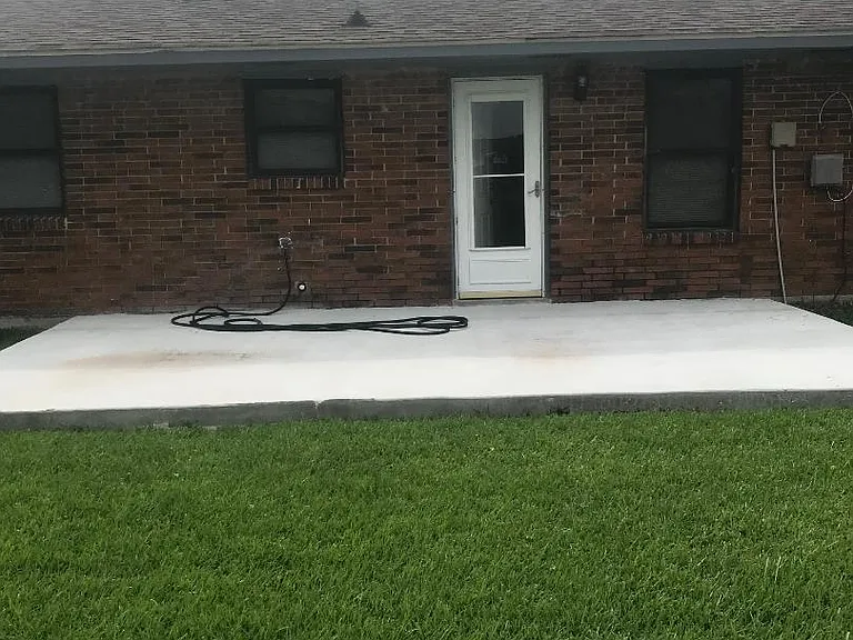 1216 Roundhill Dr — Photo 2