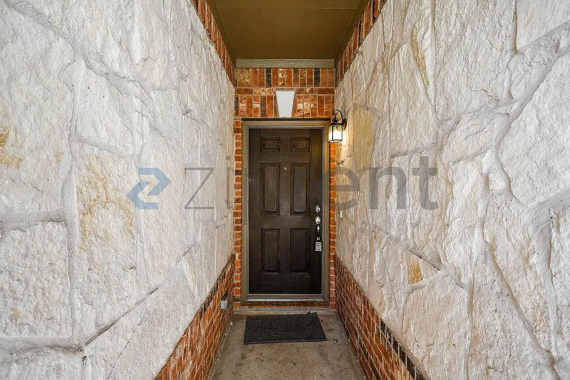 4 bed, 1921 sqft, $1,950 — Photo 3