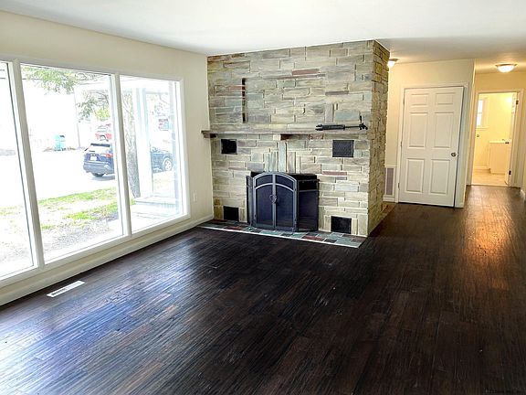 3rd image of 8 Stewart Farrar Ave