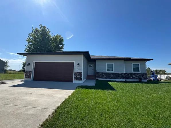 1508 Country Club Dr, Elk Point, SD 57025