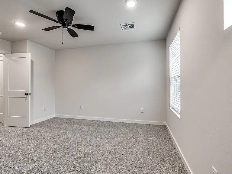 608 W 2nd St #110 — Photo 33