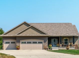 3015 Falcon View Ct SW, Cedar Rapids, IA 52404