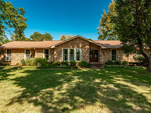 1097 Lakeshore Dr, Gallatin, TN 37066