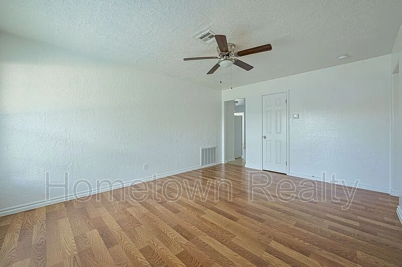 4 bed, 1.0 bath, 1100 sqft, $995 — Photo 3