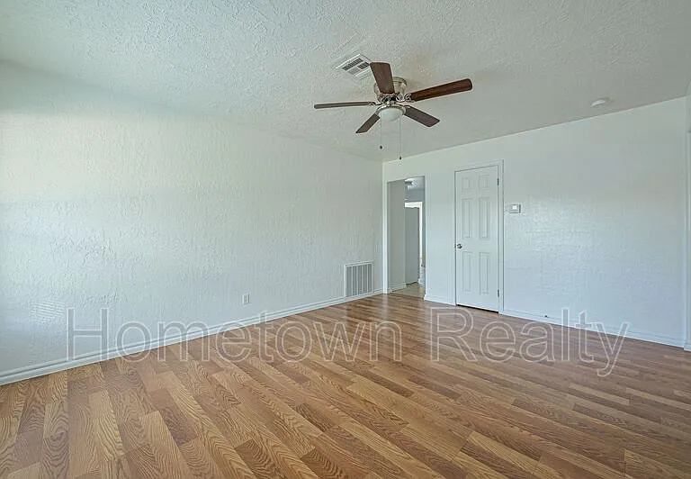 1407 NW Logan Ave — Photo 3