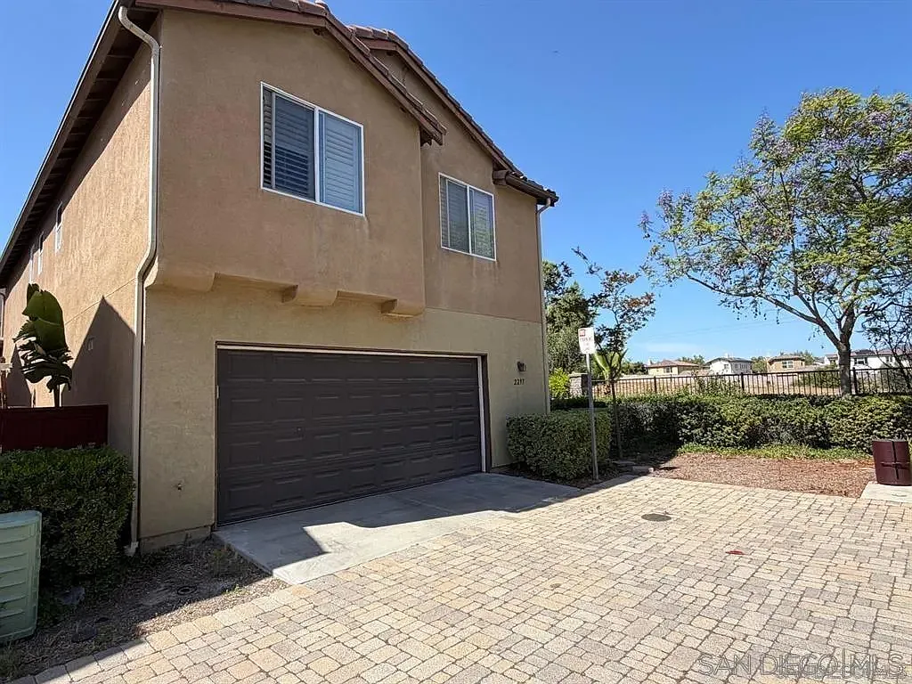 4 bed, 2.5 bath, 2075 sqft, $5,250 — Photo 2