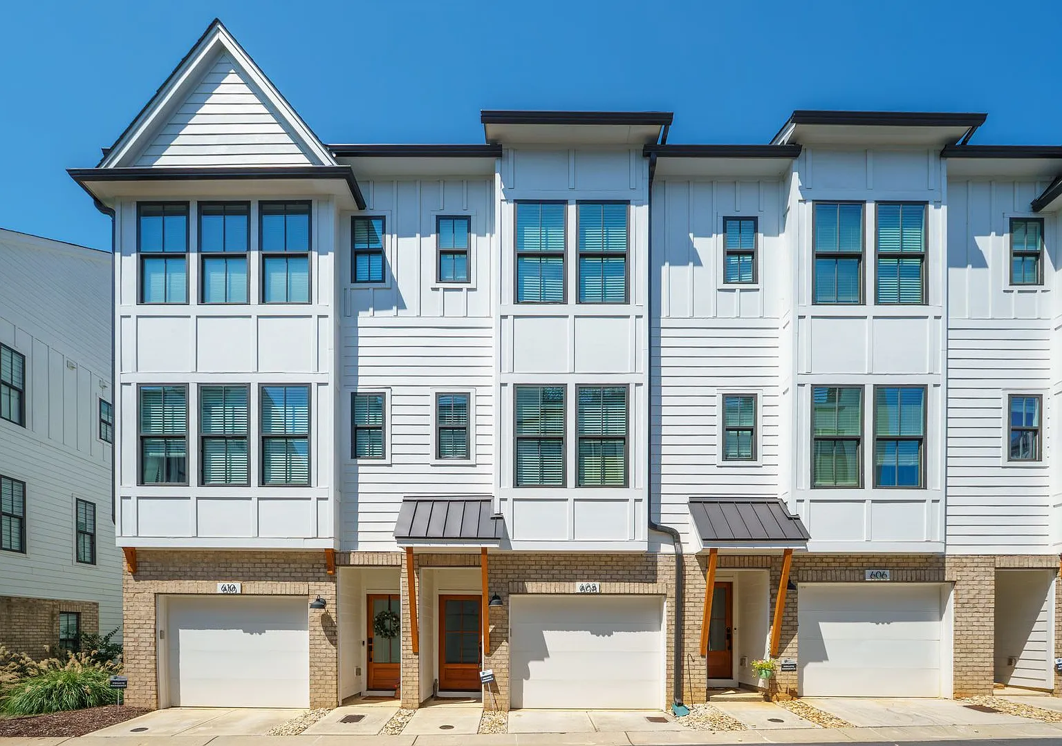 almost brand new uptown modern town house — Photo 1