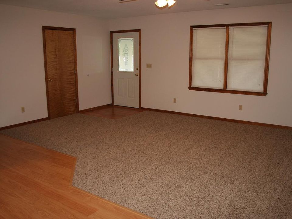 Living room/entry