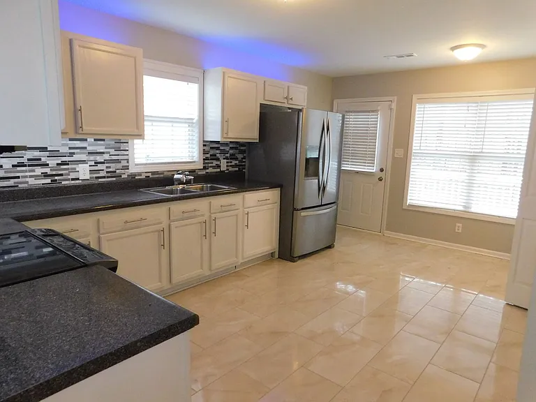 2027 E Park Dr — Photo 6