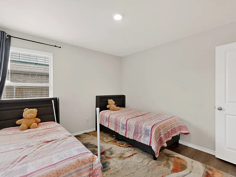 1114 Emerald Gate Dr — Photo 33