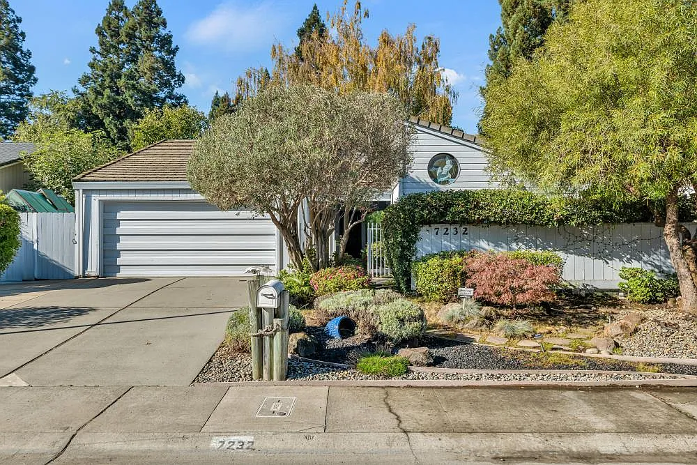 7232 Bayview Way photo 1