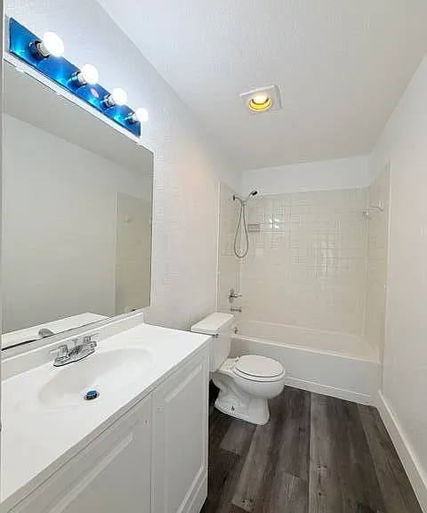 899 W Riverside Dr #611 — Photo 26