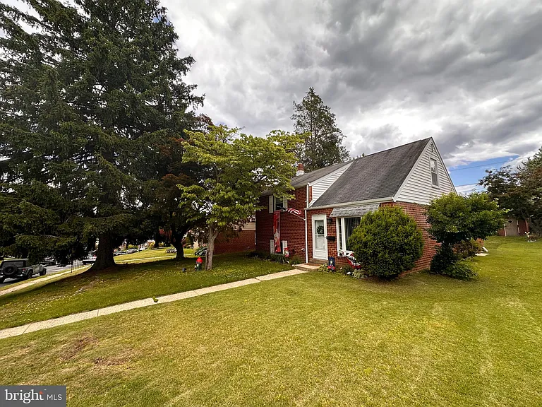 904 Scotia Rd — Photo 2