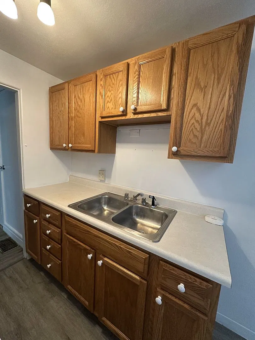 1512 E Gardner Ln — Photo 2
