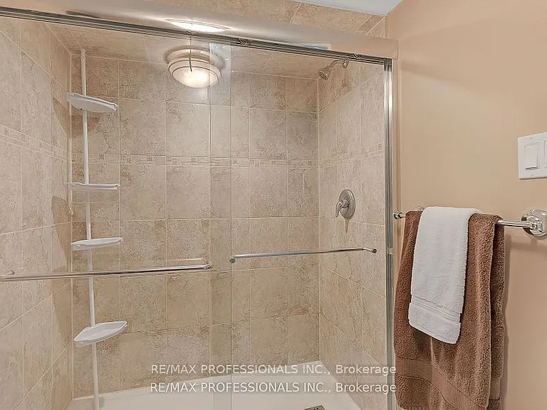124 Panter Cres #LOWER — Photo 19