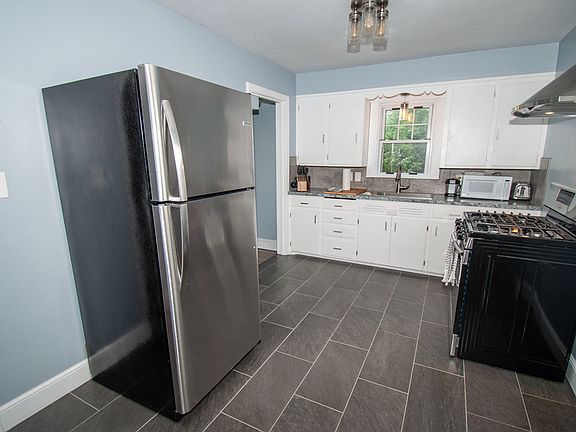 4th image of 21 Marlindale Ave