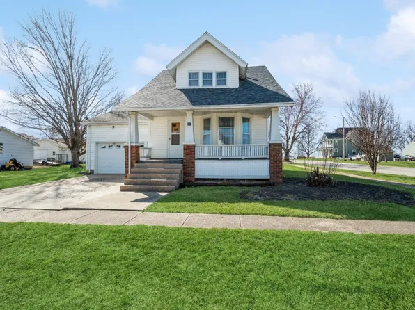 201 2nd St E, Newhall, IA 52315